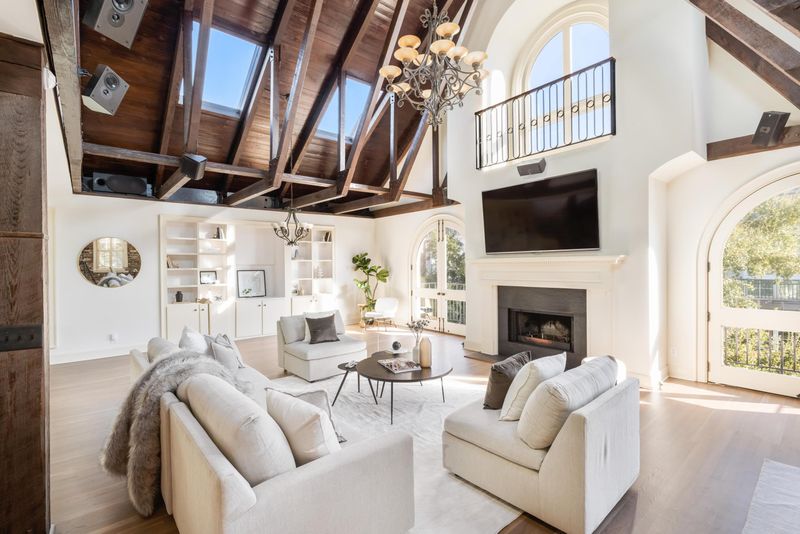 4 Gillon St, Charleston, SC 29401