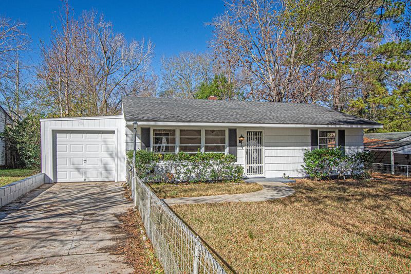 1112 Mount Batten Dr, Hanahan, SC 29410