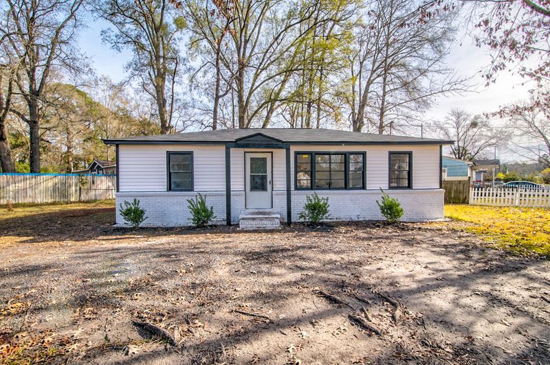6 Stratton Dr, North Charleston, SC 29420