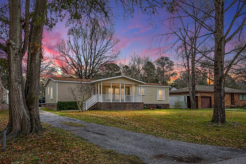 310 Lake Moultrie Dr, Bonneau, SC 29431