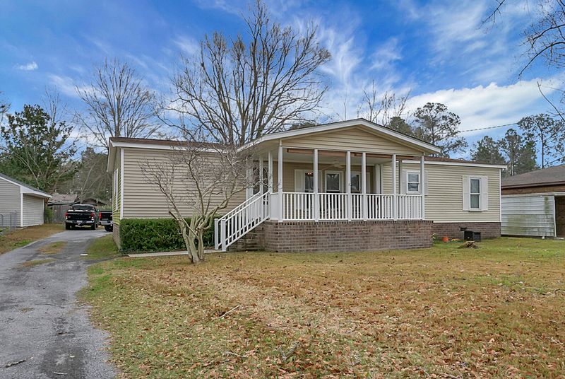 310 Lake Moultrie Dr, Bonneau, SC 29431