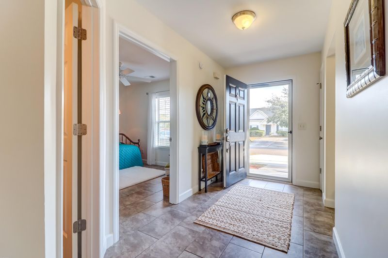 7326 Suncatcher Dr, Hanahan, SC 29410