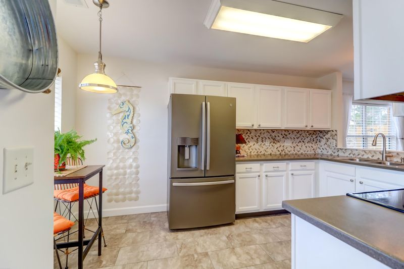 7326 Suncatcher Dr, Hanahan, SC 29410