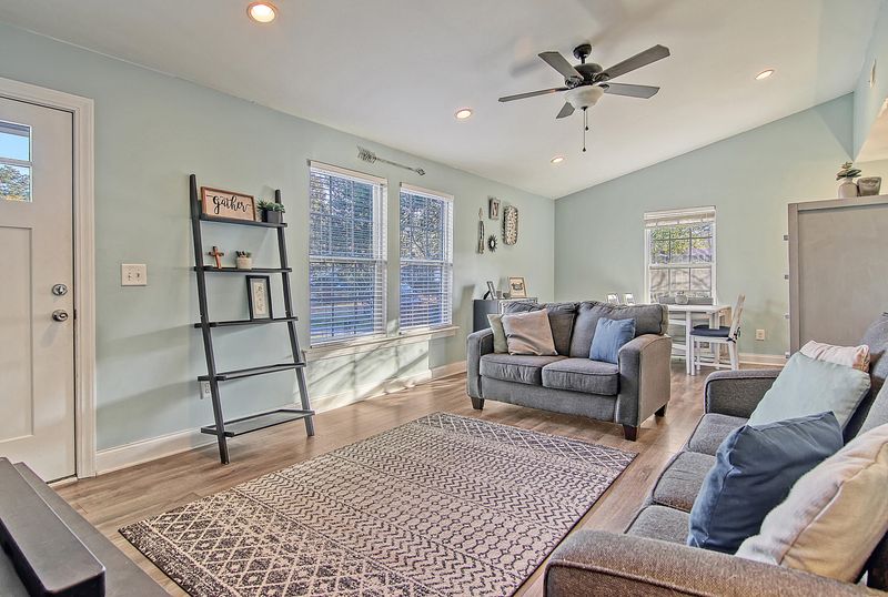 1239 Hawthorne Cir, Hanahan, SC 29410