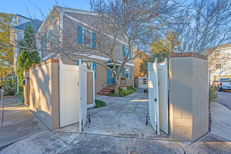 13 Poulnot Ln, Charleston, SC 29401