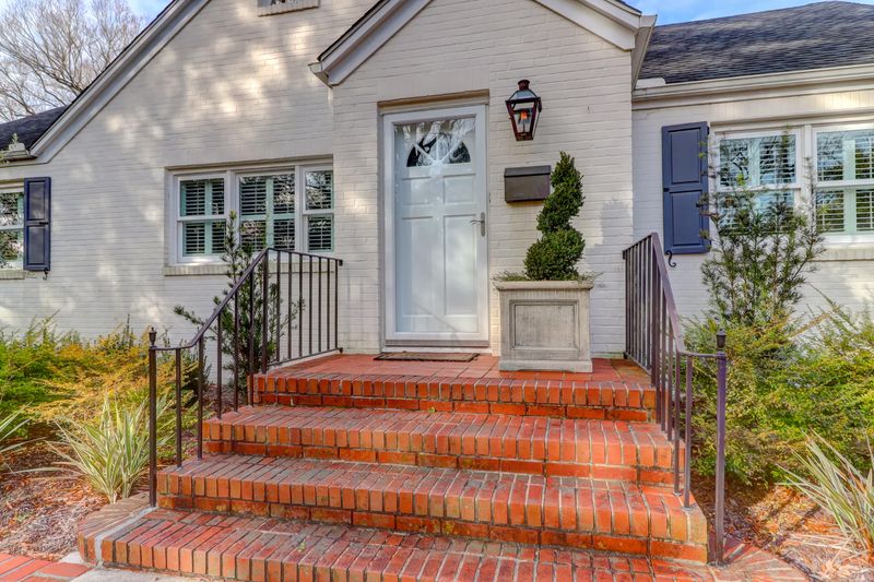 122 Folly Rd, Charleston, SC 29407