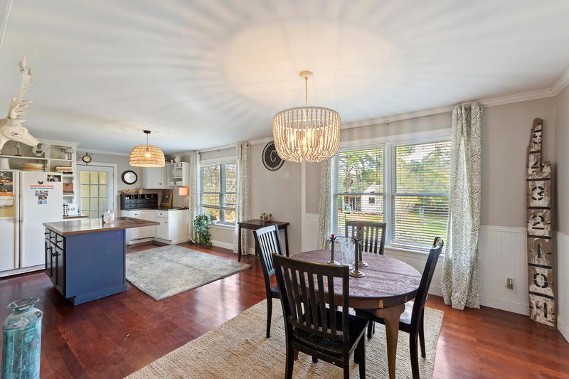 734 Lincoln Rd, Mcclellanville, SC 29458