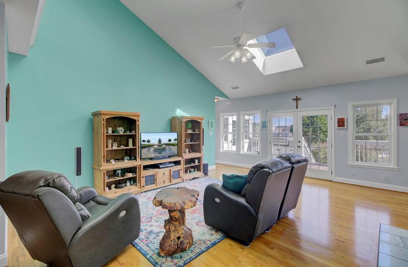 1674 Old Military Rd, Charleston, SC 29412