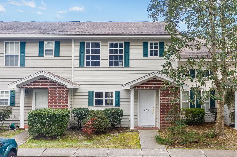 209 Amberwood Dr, Summerville, SC 29483