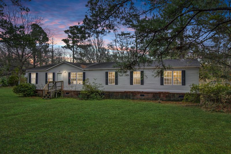 135 Victoria Dr, Harleyville, SC 29448