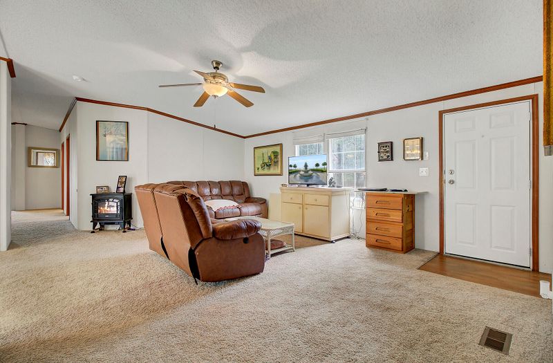 135 Victoria Dr, Harleyville, SC 29448