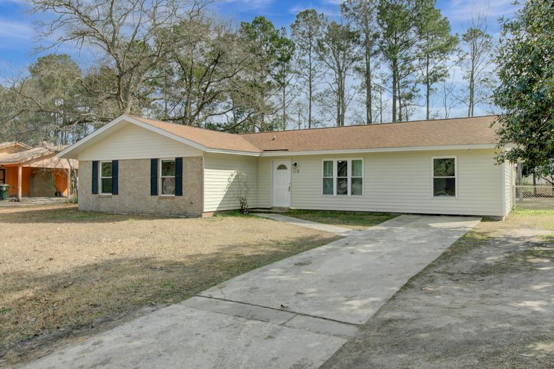 119 Mountain Pine Rd, Moncks Corner, SC 29461