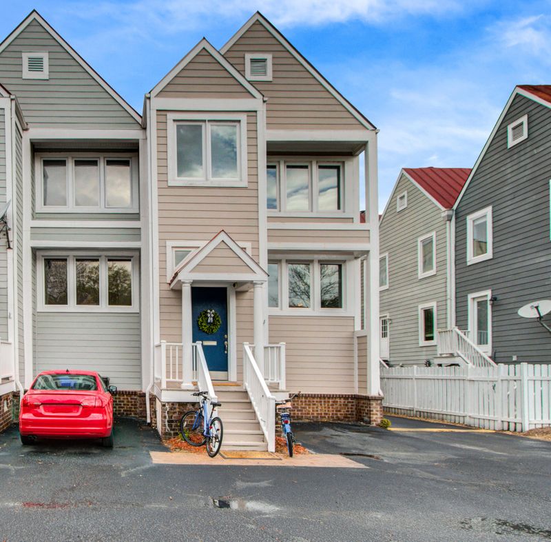 7 Aston Pl, Charleston, SC 29401