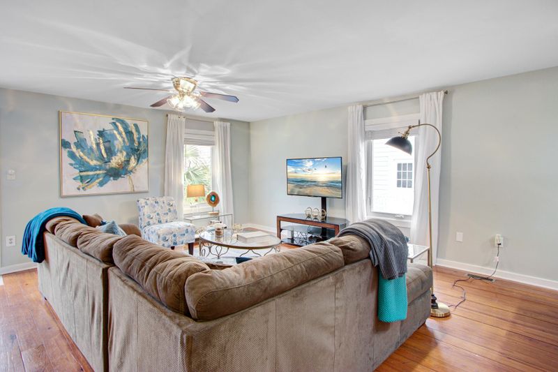 7 Aston Pl, Charleston, SC 29401