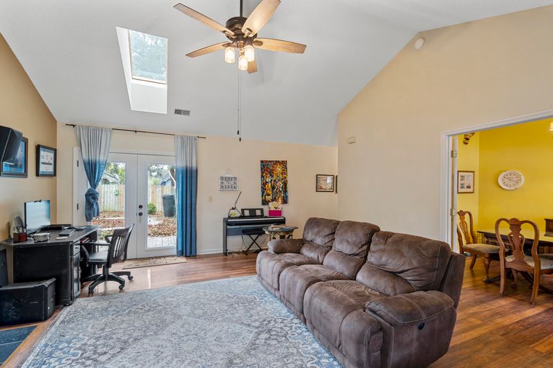 1244 Llewellyn Rd, Mount Pleasant, SC 29464