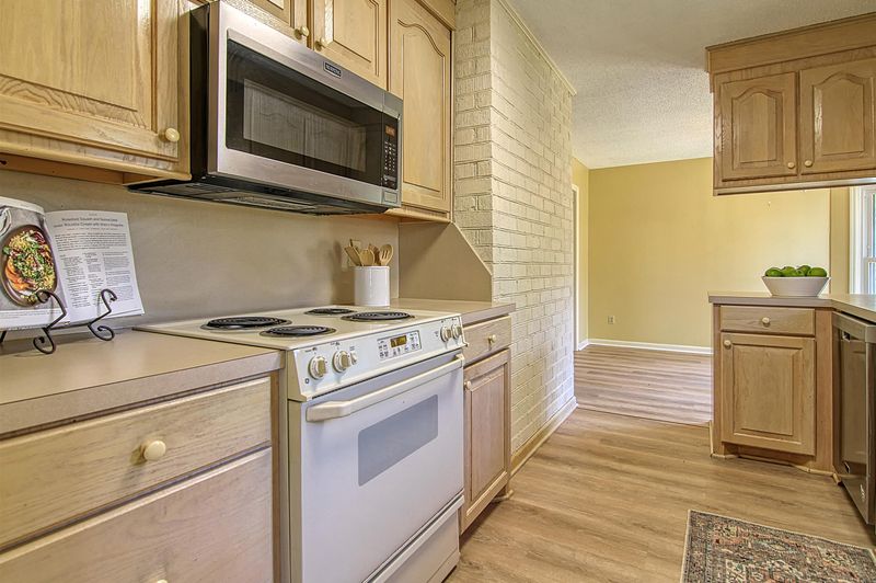 34 Lombardi Ln, Hanahan, SC 29410