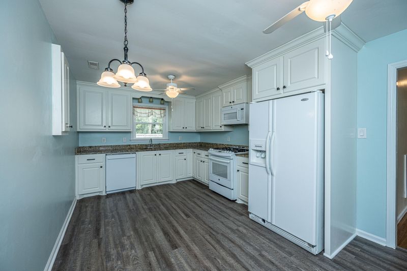 302 Pineview Dr, Goose Creek, SC 29445