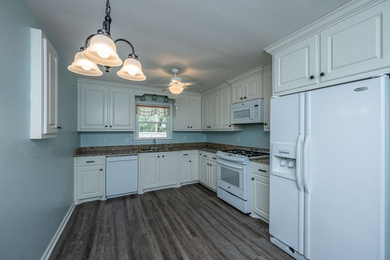 302 Pineview Dr, Goose Creek, SC 29445