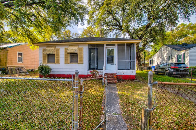 2776 S Surrey Dr, North Charleston, SC 29405