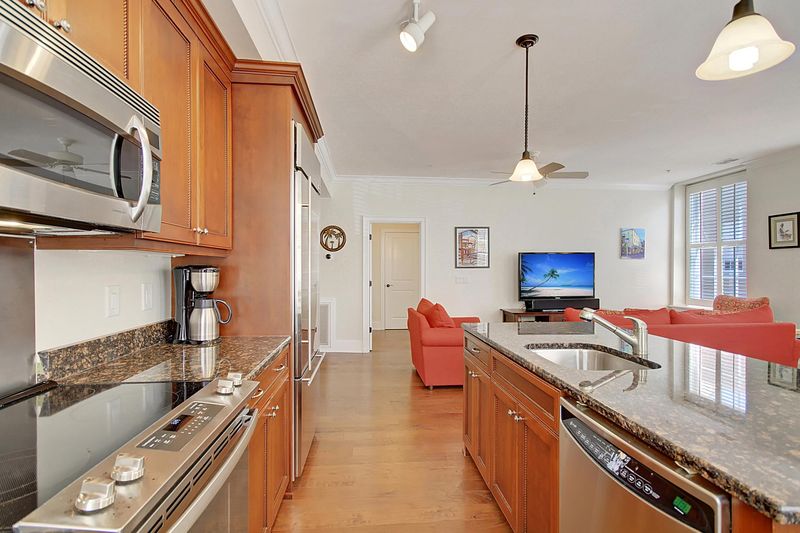 160 E Bay St #204, Charleston, SC 29401