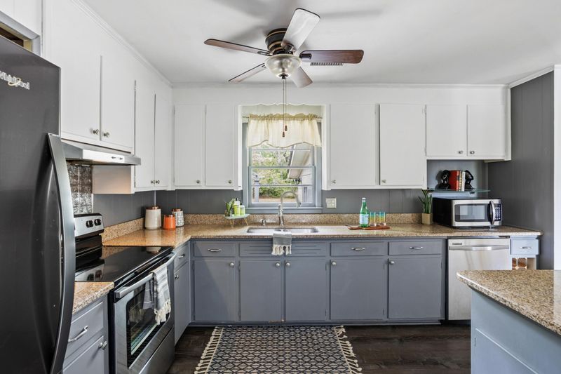 4240 Paramount Dr, North Charleston, SC 29405
