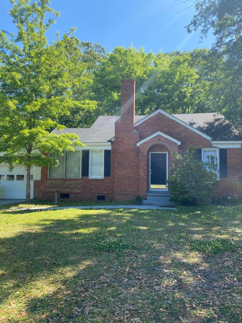 1205 Forest Dr, Hanahan, SC 29410