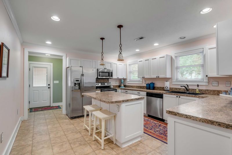 19 Campbell Dr, Charleston, SC 29407