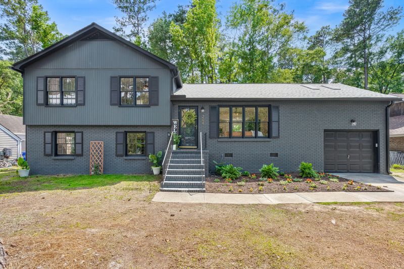 208 Runnymede Ln, Summerville, SC 29485
