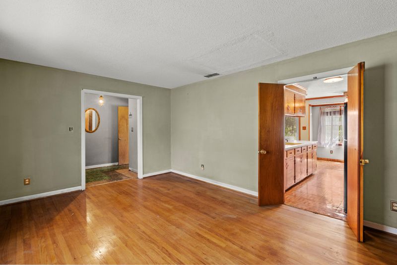 1227 Redeemer Dr, Hanahan, SC 29410