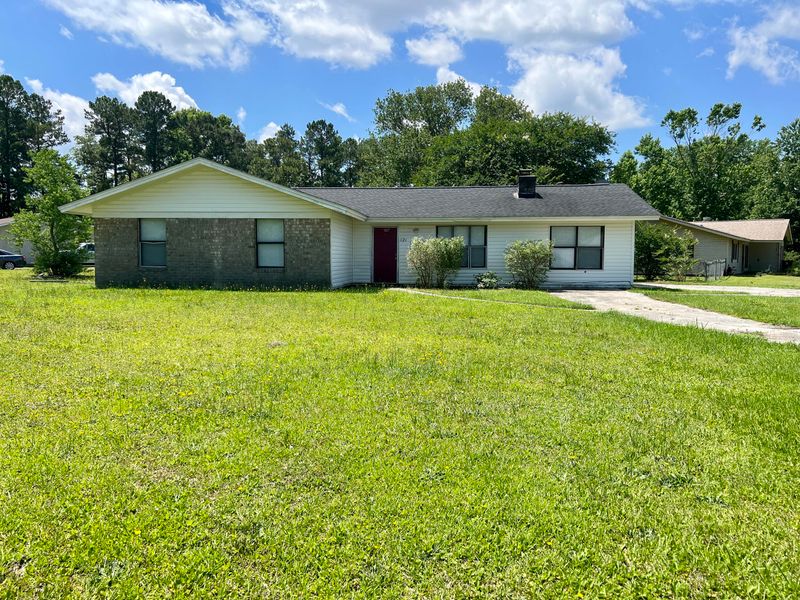 121 Resinwood Rd, Moncks Corner, SC 29461