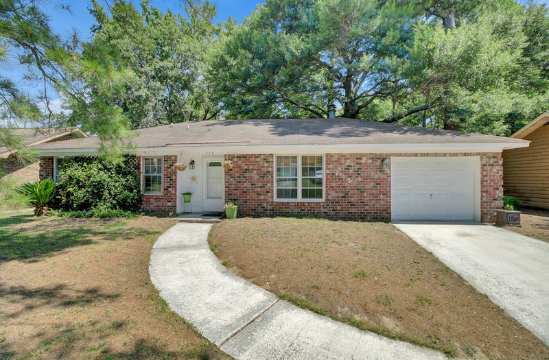 212 Crestwood Dr, Summerville, SC 29485