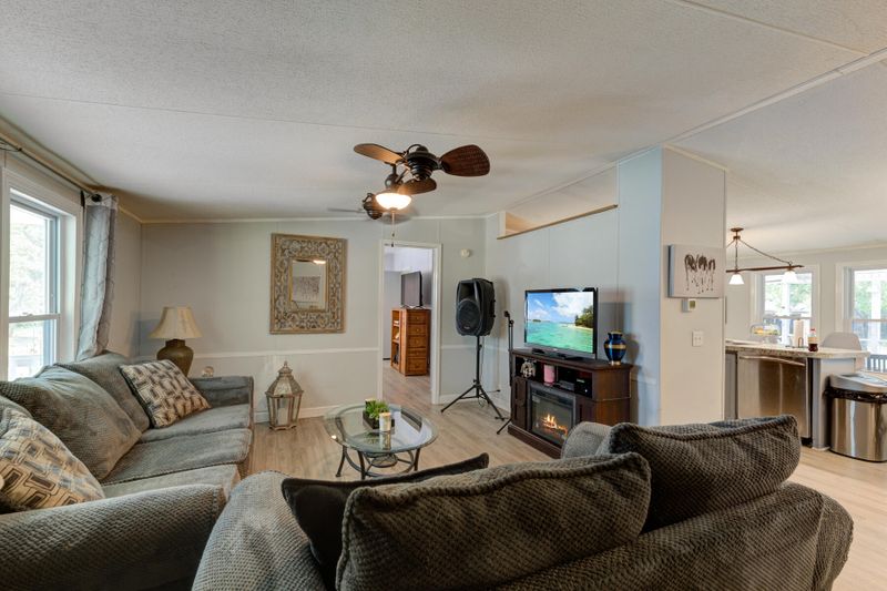 522 Sugar Ln, Cordesville, SC 29434