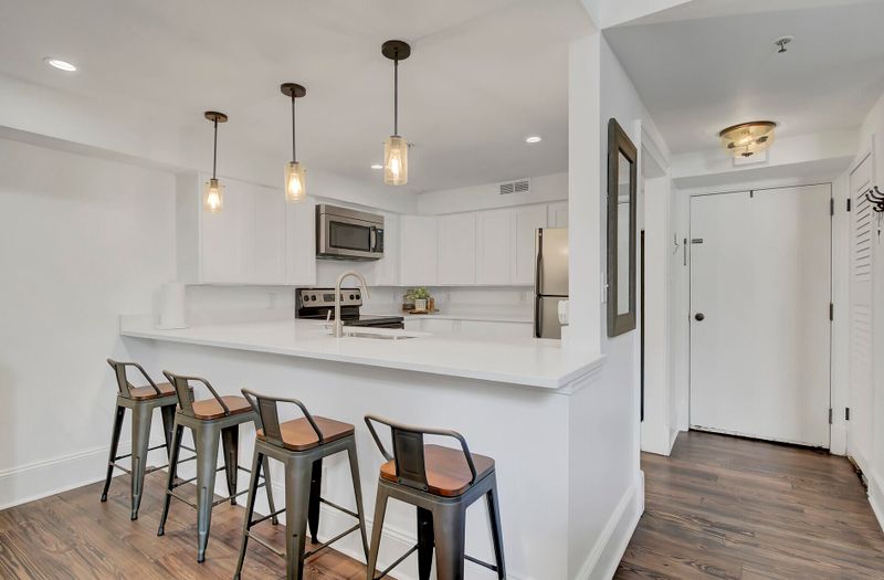 377 King St #207, Charleston, SC 29401