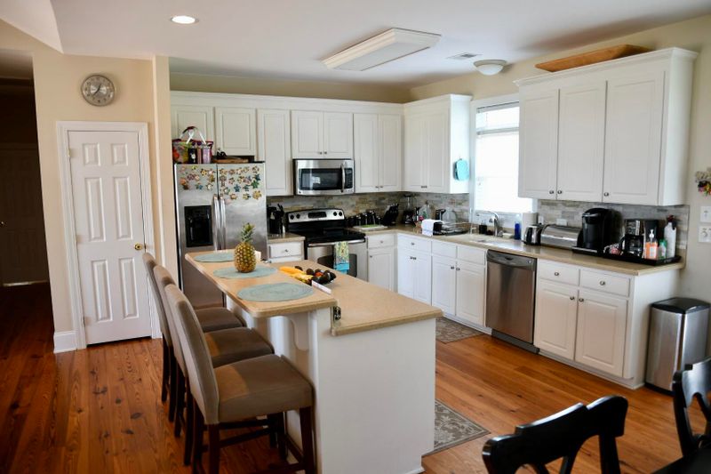24 Battery Park Rd, Edisto Beach, SC 29438