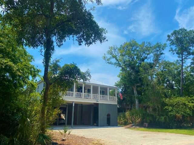 3328 Myrtle St, Edisto Island, SC 29438
