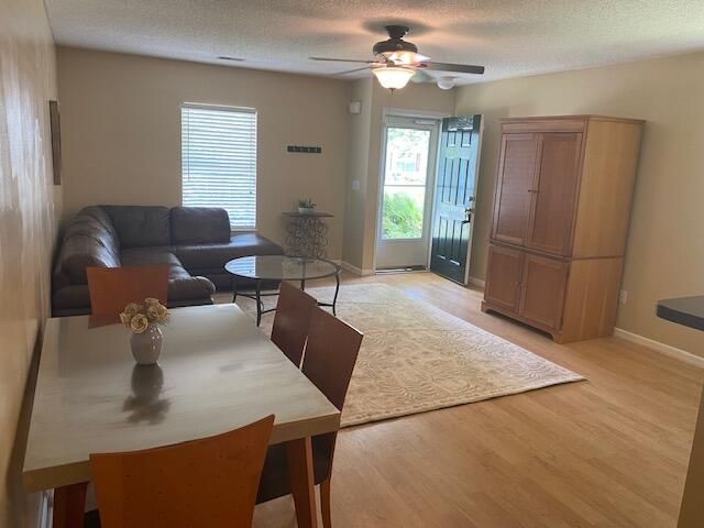 8600 Chloe Ln, North Charleston, SC 29406