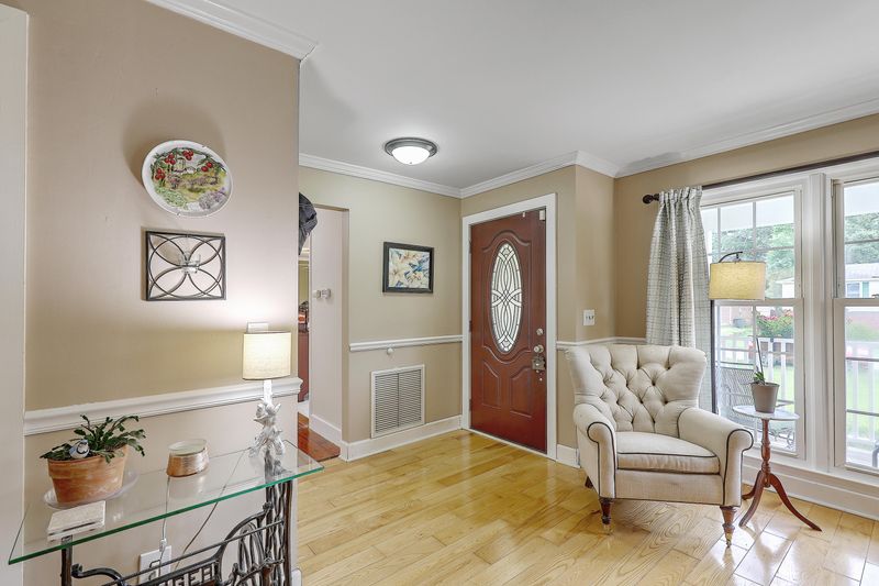 1246 Fort Dr, Hanahan, SC 29410