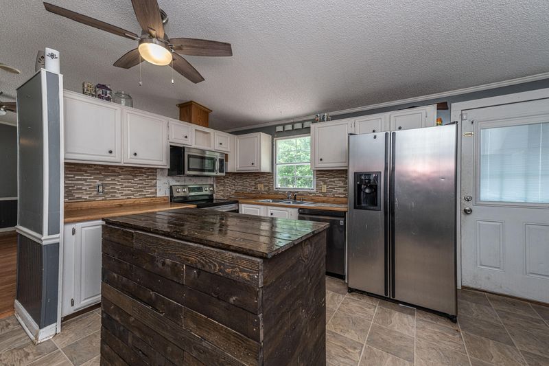 834 Coral Acres Dr, Moncks Corner, SC 29461