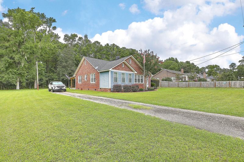 121 Jolly Ln, Moncks Corner, SC 29461