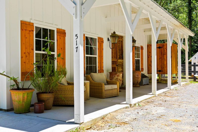 517 Mercantile Rd, Mcclellanville, SC 29458