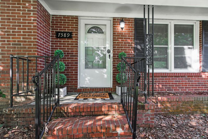 7589 Peppercorn Ln, North Charleston, SC 29420