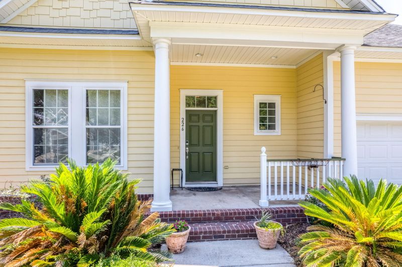 226 Carolinian Dr, Summerville, SC 29485