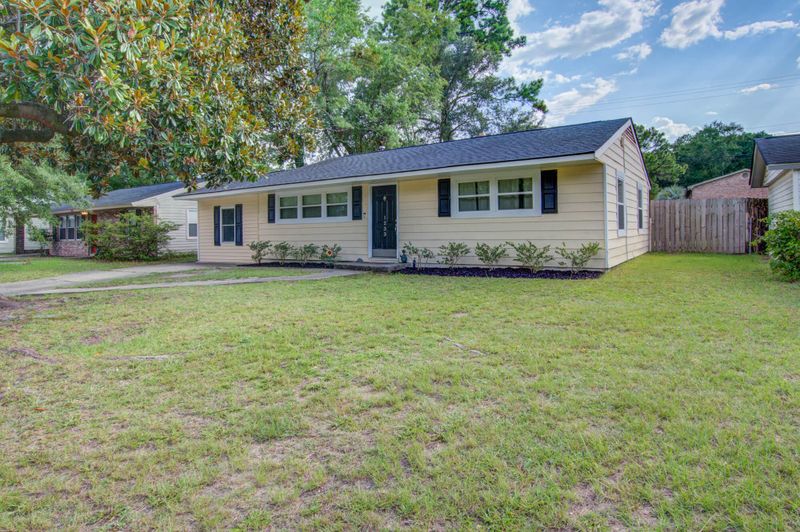 1233 Hawthorne Cir, Hanahan, SC 29410