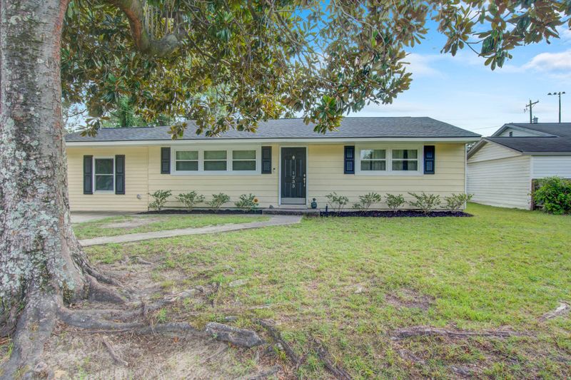 1233 Hawthorne Cir, Hanahan, SC 29410