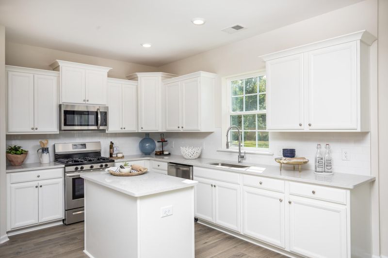 202 Red Bluff St, Summerville, SC 29483