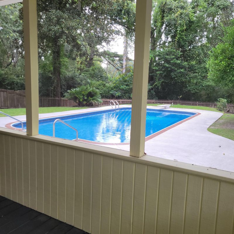 5812 Lakeview Dr, Hanahan, SC 29410