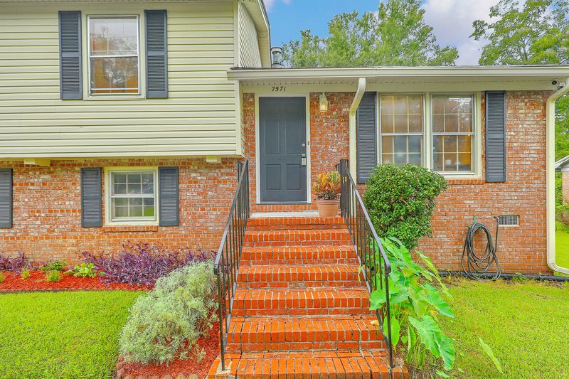 7571 Peppercorn Ln, North Charleston, SC 29420