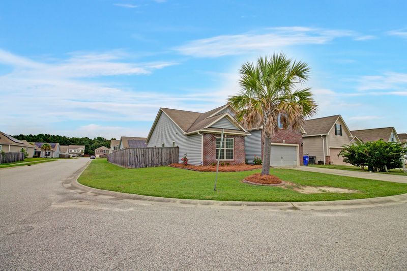 7698 Kinston St, North Charleston, SC 29418