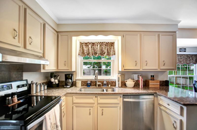1100 Rosemead Rd, Mount Pleasant, SC 29464