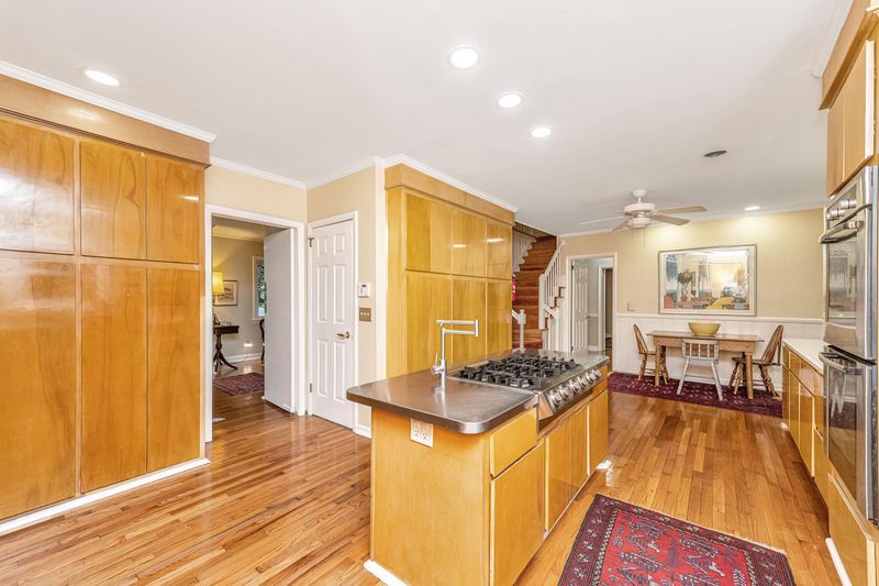 10 Charlestowne Rd, Charleston, SC 29407